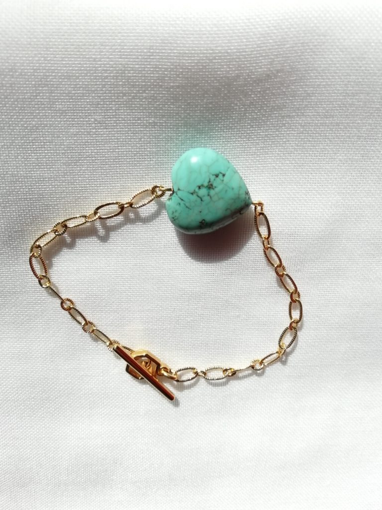 Bracelet cœur en Turquoise, monté sur chaine à maillons striés en plaqué or 24 k sur laiton. 19 €