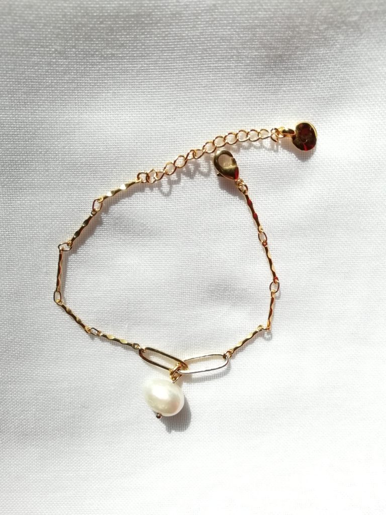 Bracelet chaine tige gaufrée plaquée or 24 k et perle de nacre naturelle. 19 €