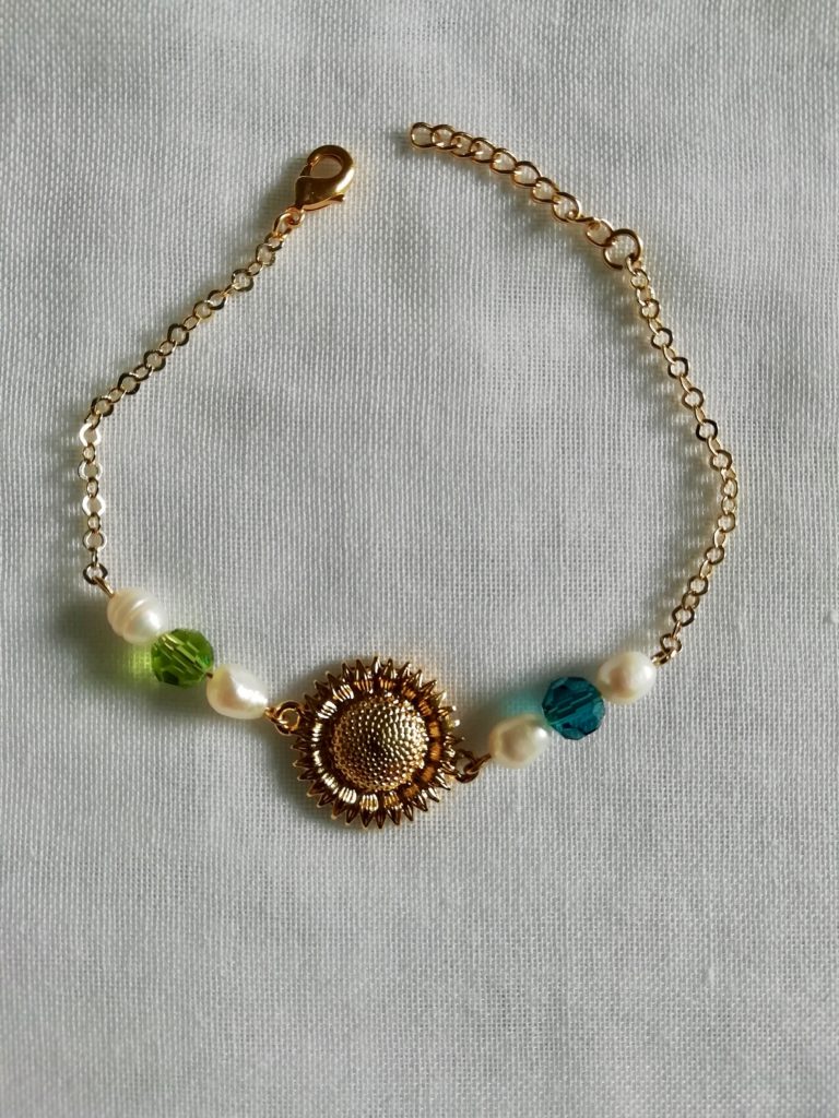Bracelet Tournesol et perles Swarovski bleues et vertes, montés sur chaine petits losanges dorés à l'or 24 k. 19 €
